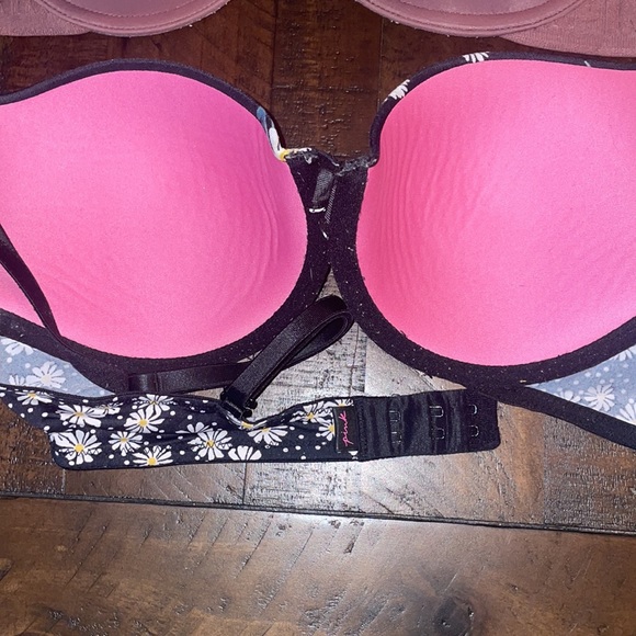 SOLD☁️😇🌼🌼🩷🩷VS Lightly lined full coverage- 34B. Very loved and worn often - Picture 5 of 8